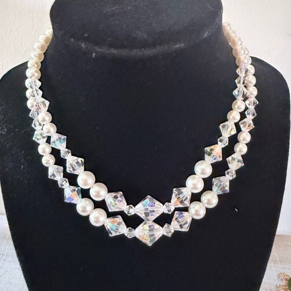 Elegant Pearl and Crystal Necklace